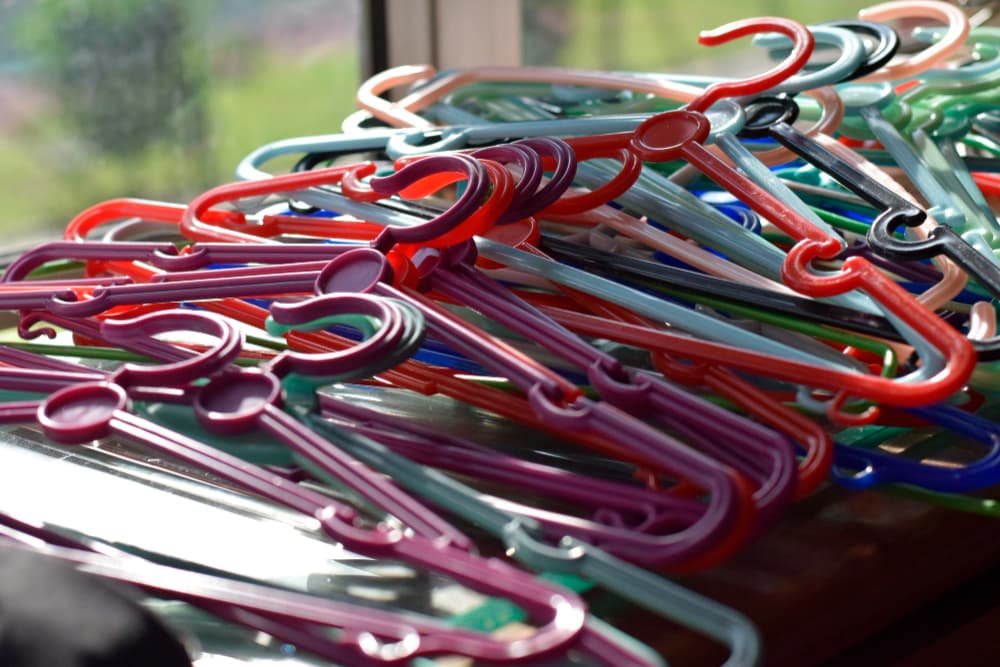Descubra onde comprar cabides de plástico direto do fabricante e economize